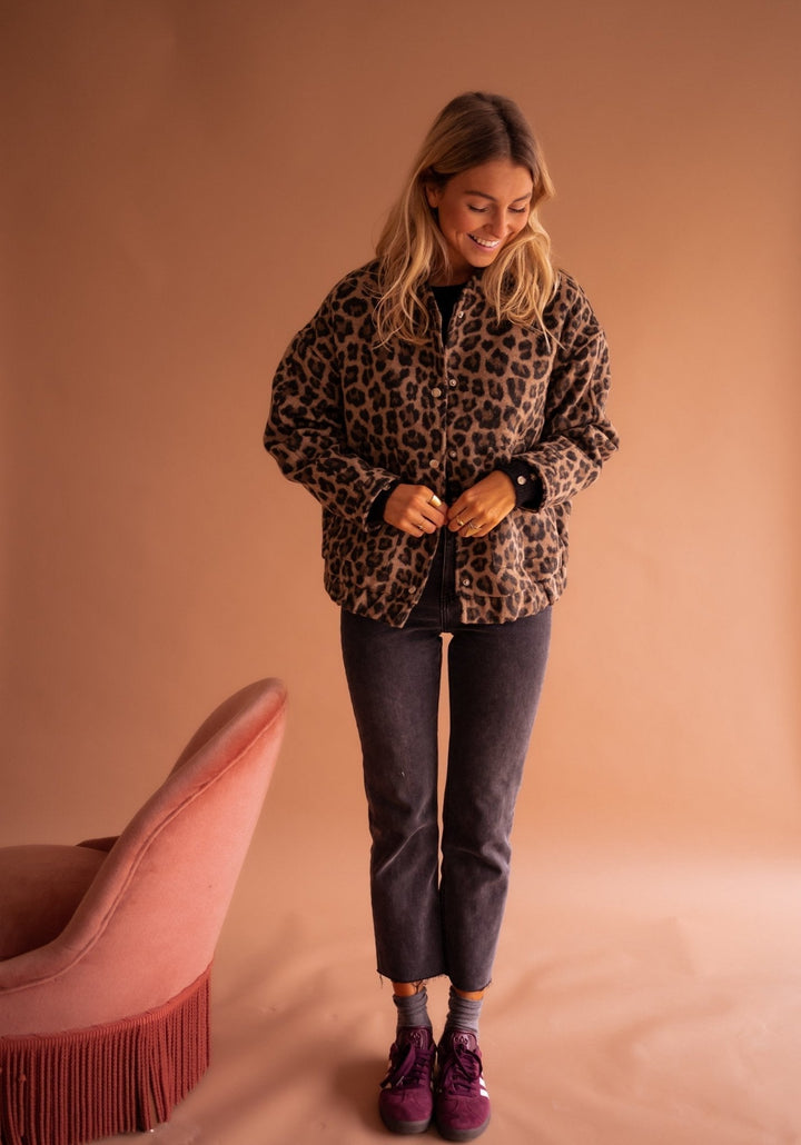 Stella – Veste Léopard Élégance
